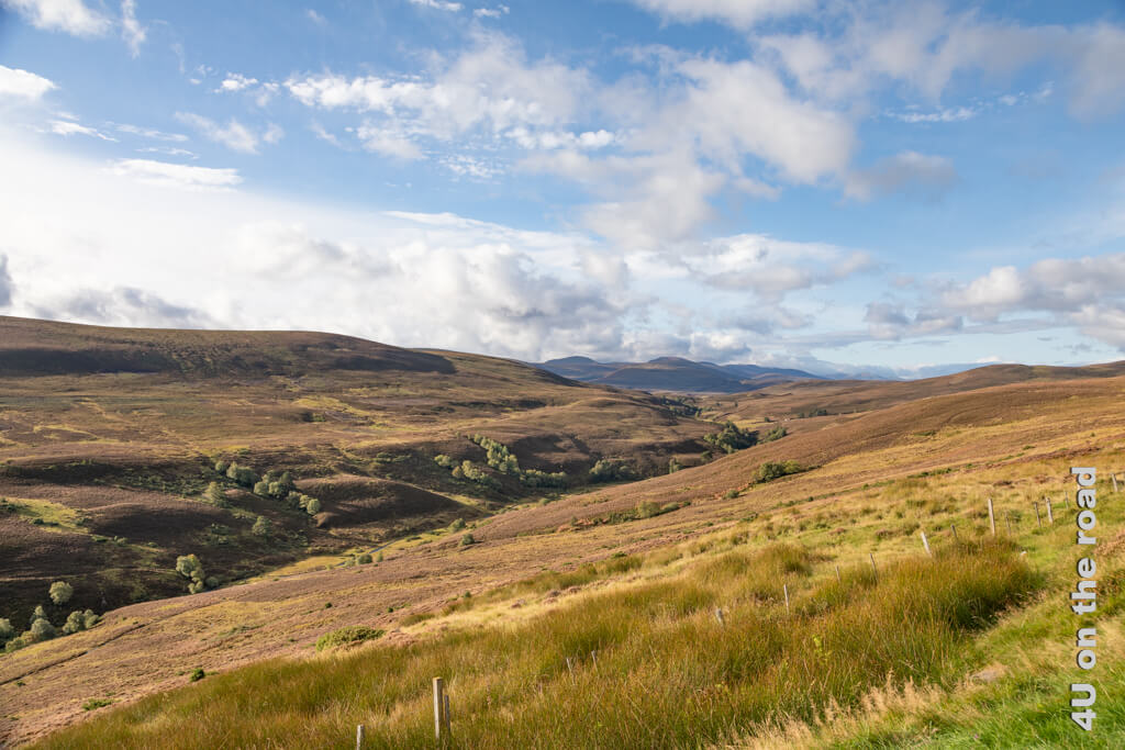 Blick auf die moorigen Hügel der Cairngorms von der Herbstsonne beschienen.