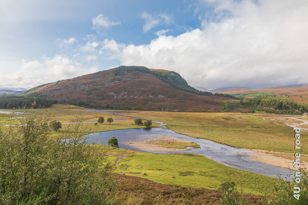 Die Landschaft hinter Breamar im Cairngorms Nationalpark mit Hügeln und dem mäandernden River Dee gefällt uns ausgesprochen gut.