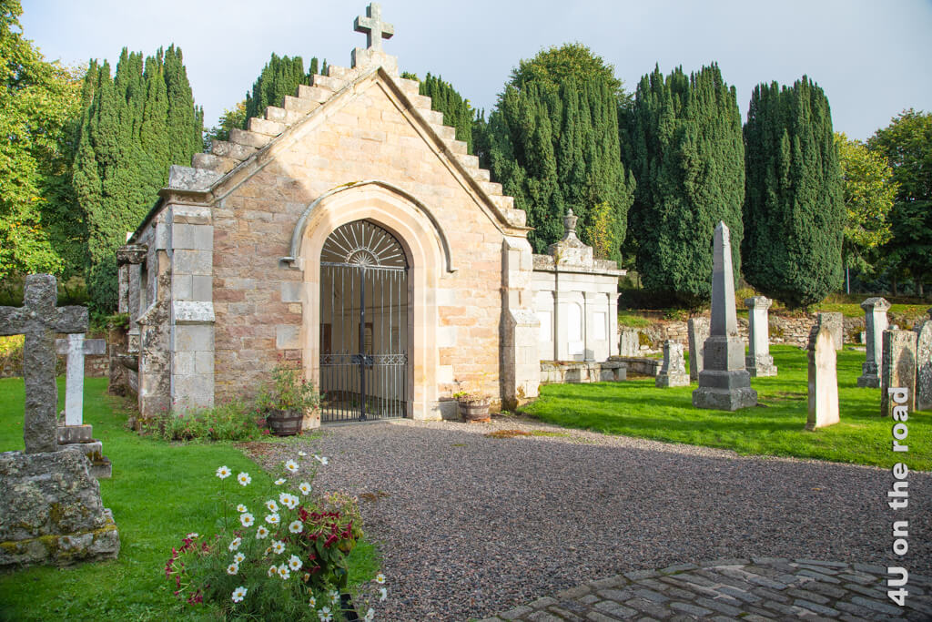 Schöner Friedhof in Inveravon mit alten Eiben und schöner Kapelle. Entlang der A 95 in den Cairngorms Nationalpark