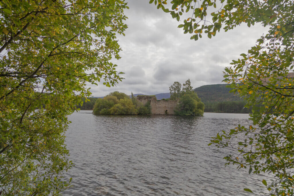 Die Insel mit ihrer Burgruine im Wasser des Loch an Eilein in den Cairngorms.
