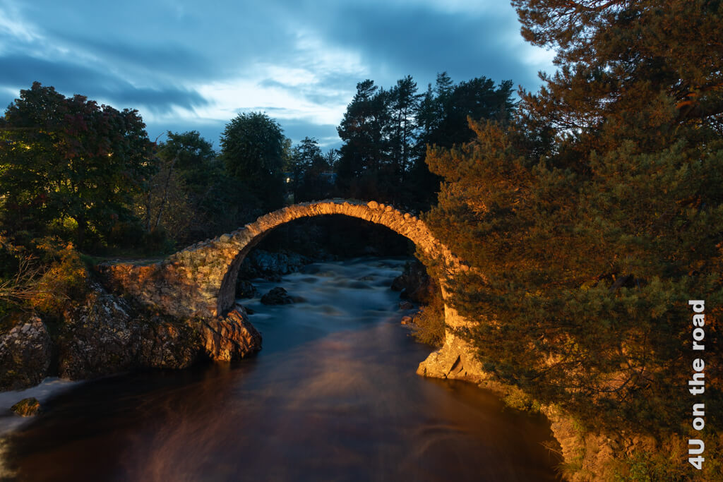 Die alte Packpferde Brücke in Carbridge ist eine Bogenbrücke über den Fluss Dulnain im Cairngorms National Park.