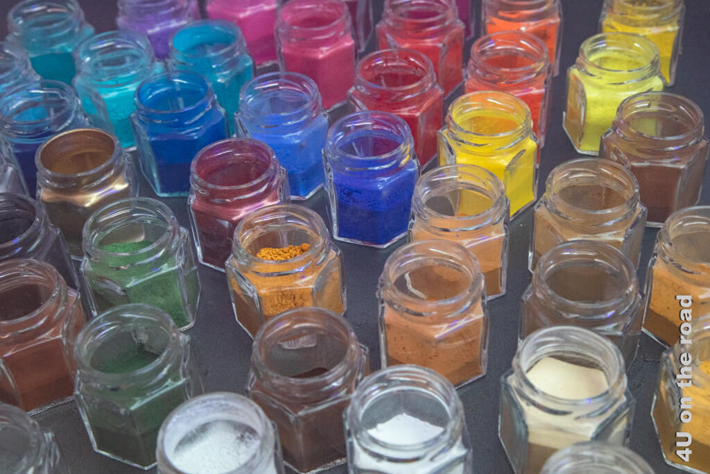 Farbpulver in Gläsern stehen stellvertretend dafür, dass die Welt in der Fotoparade 2023 bunt ist
