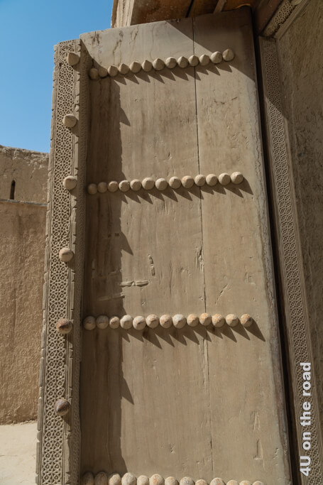 Eine schöne Holztür mit Elefantenabwehr-Stacheln schliesst das Bahla Fort aussen ab. 