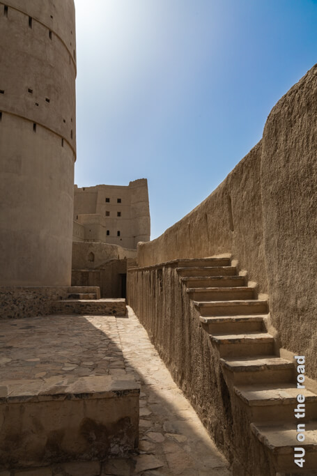 Im Inneren des Bahla Fort gibt es zahlreiche Treppen entlang der Mauern.