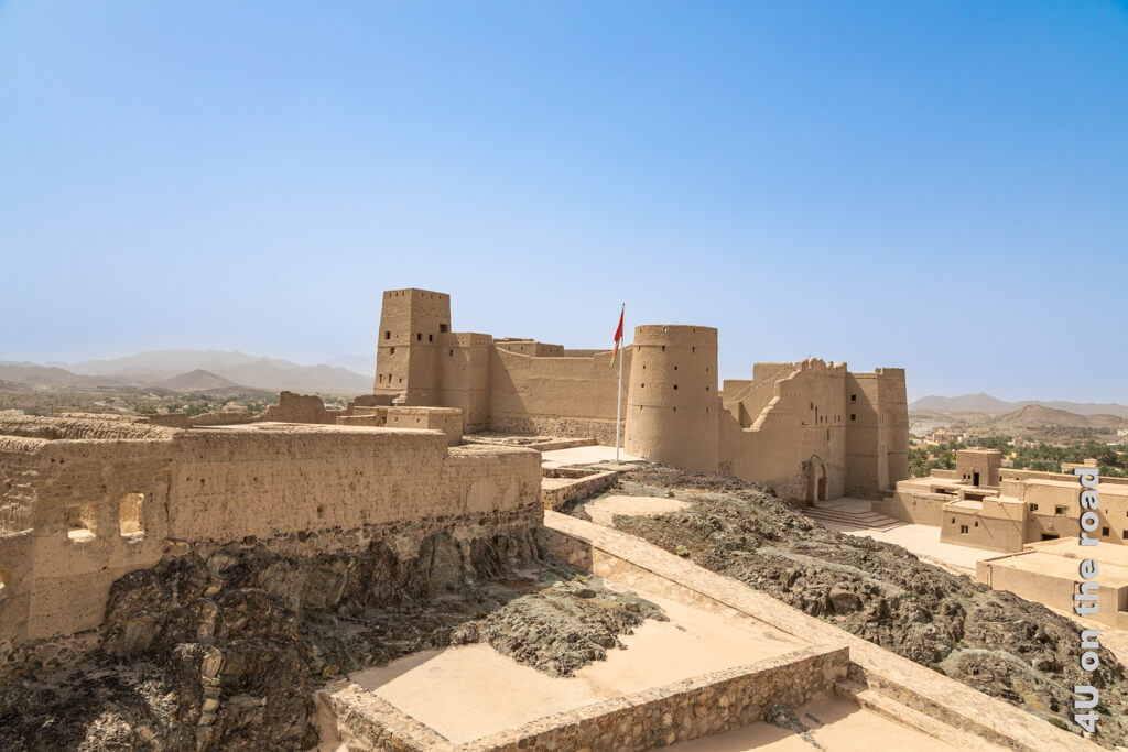 Blick von der äussersten Ecke der Festung über die innere Anlage. Hier erkennt man, dass die Festung Hisn Tamah sich mit dem Naturfels verbindet.