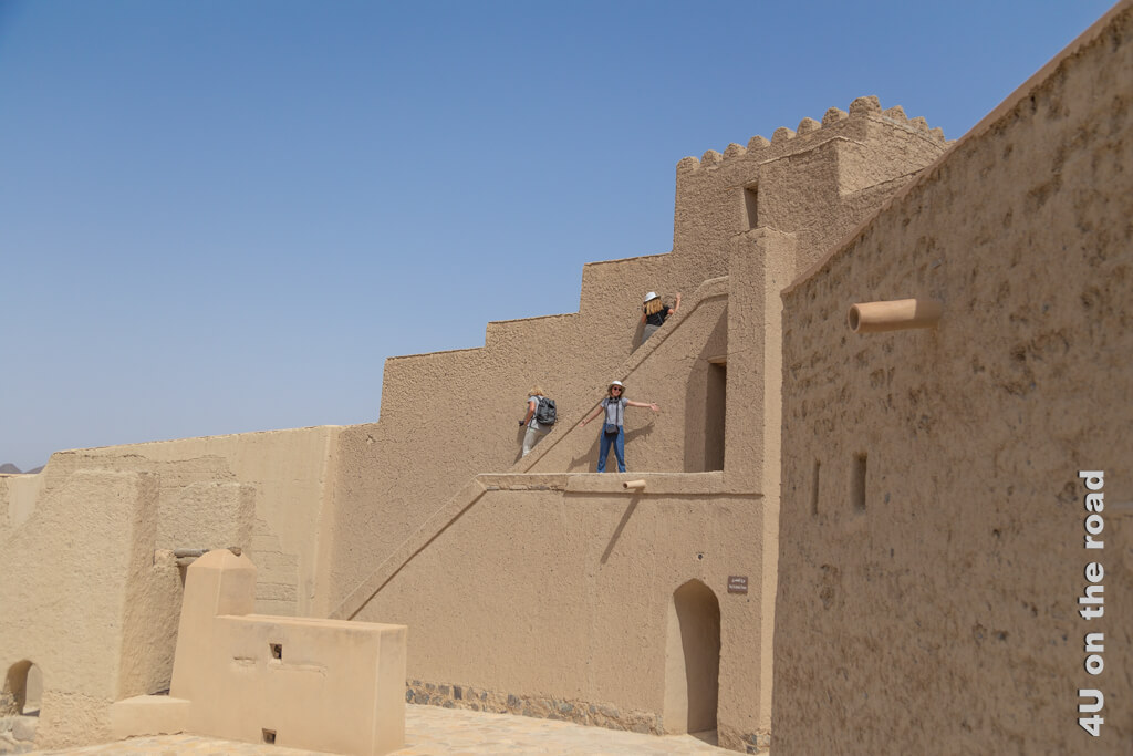 Schmale Treppen ohne Geländer führen in Bahla Fort in ungeahnte Höhen. Da ist es gut, immer eine Hand an der Wand zu haben.