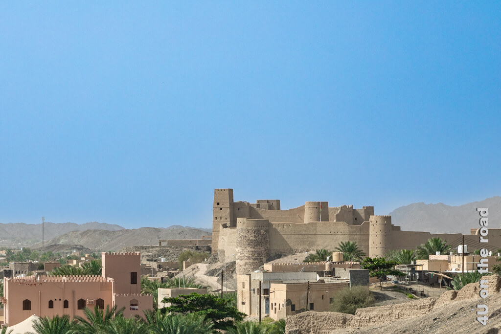 Das Bahla Fort wirkt von der Strasse aus gesehen schon sehr mächtig, mit den hohen Mauern und vielen Wachtürmen.