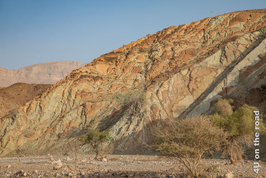 Farbige Felsen kurz vor dem Abzweig der Wadi Bani Khalid Road auf die Autobahn.