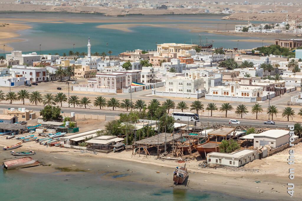 In der Stadt Sur im Oman werden immer noch in zwei Werften Dhaus gefertigt. Hier blicken wir von oben auf eine der beiden Werften