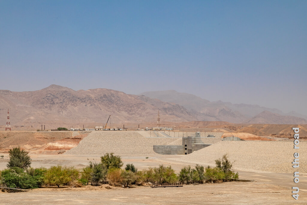Vor den Toren der Stadt Sur im Oman wird eine grosse Staumauer in einem jetzt trockenen Fluss errichtet.
