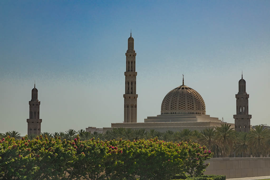 Grosse Sultan Qaboos Moschee von der Autobahn aus gesehen. Im Bild sind 3 der 5 Minarette und das Viereck mit der grossen Kuppel zu sehen.