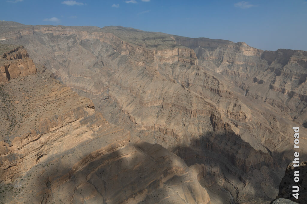 Die Felsen der Wadi Nakhar Schlucht, die als Grand Canyon des Oman bekannt ist, von den Aussichtspunkten am Jebel Shams gesehen.