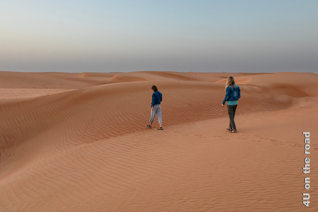 Spaziergang zum Sonnenaufgang in der Wahiba Sands, Oman