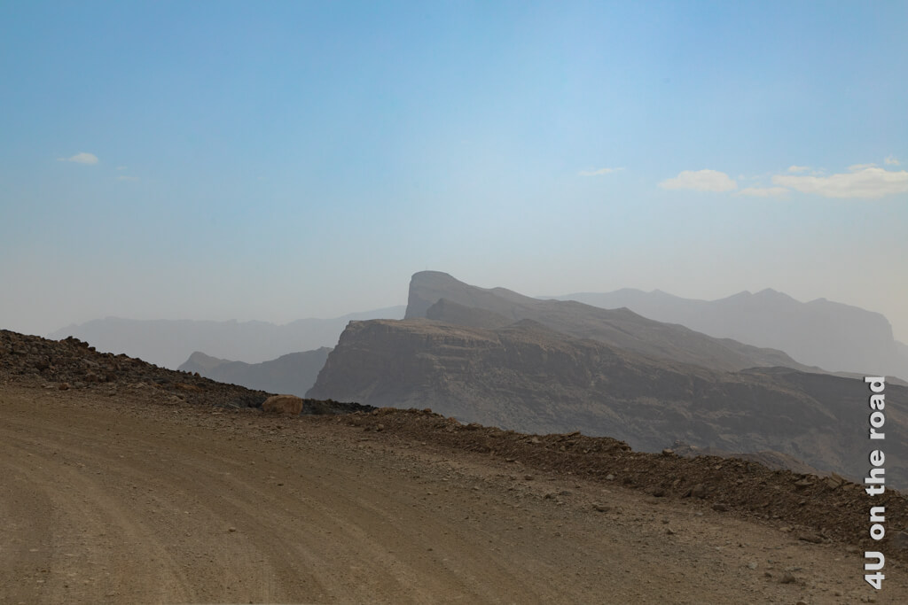 Auch die Gravelroad führt stetig nach oben zum Jebel Shams. Die Aussicht auf das Meer aus Bergen wird durch den Dunst getrübt.