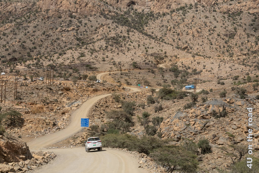 Auf dem Weg zum Hochplateau des Jebel Shams ist ganz schön viel LKW Verkehr. 