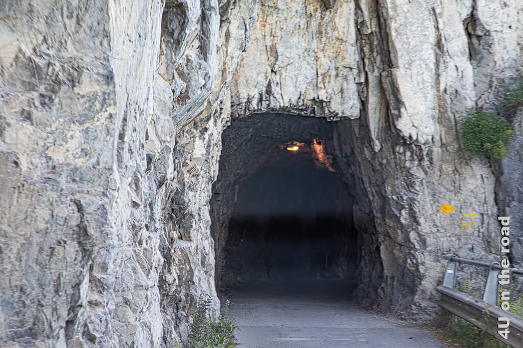 Auf schmaler Strasse und durch Tunnel gehen die letzten Kilometer nach Betlis, bevor man die wenigen Parkplätze für die Wanderung zu den Seerenbachfällen erreicht. - Betlis Wasserfälle