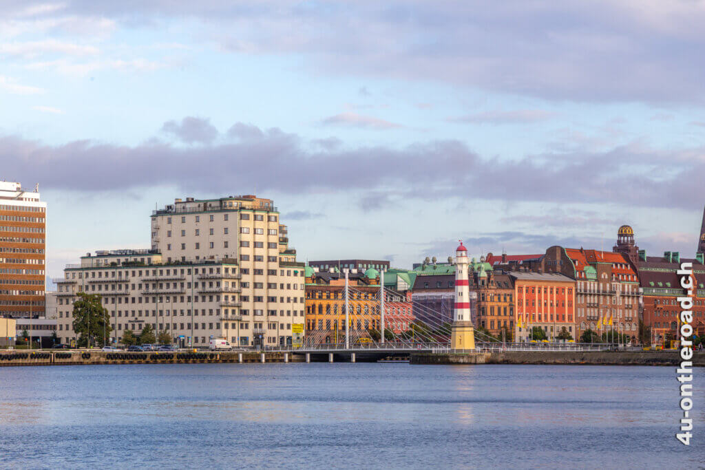 Blick von V&auml;stra Hamnen auf die Altstadt von Malm&ouml; mit Leuchtturm